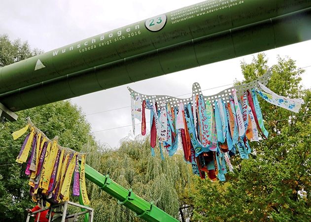 Die zwei Wunschvögel mit neuem Federkleid wurden heute im Beisein von Künstlerin Anne Schwing an den Stadtwerke-Fernwärmeleitungen am Saaleufer in Lobeda-West angebracht.