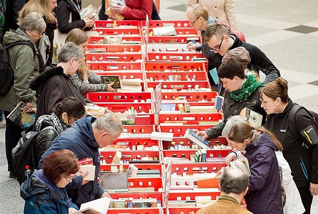 Am Donnerstag, Freitag und Samstag werden wieder Bücher zum Kilopreis von 2 Euro für wohltätige Zwecke in der Goethe Galerie angeboten.