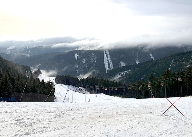 Auf dem Fichtelberg sind derzeit gute Bedingungen für einen Skiurlaub.