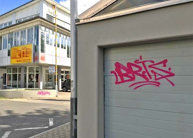 Der Täter beschmierte das WIN-Center mit mehreren Graffitis.