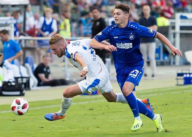 Im Zweikampf der Jenaer Florian Brügmann mit dem KSC-Spieler Florent Muslija.