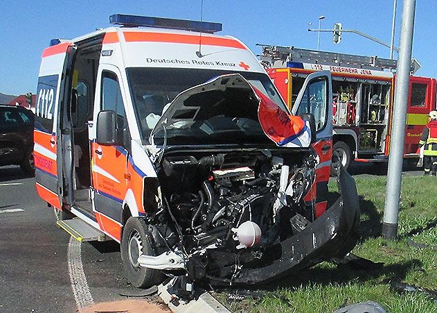 Ein Rettungswagen kam nicht am Einsatzort an, weil er unterwegs mit einem Pkw kollidierte.