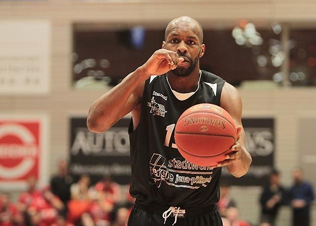 Der US-Amerikaner Derrick Allen wird den Basketball-Bundesligisten Science City Jena bis zum Sommer 2019 erhalten bleiben.
