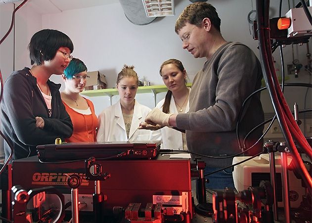 Beim Workshop „Physik für Schülerinnen“ besuchen die Teilnehmerinnen auch die Labore der Universität Jena.