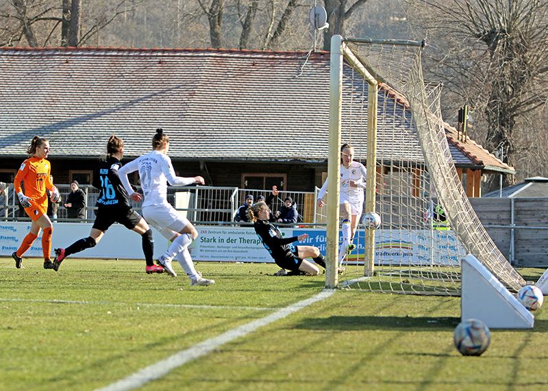 FCC-Spielerin Luca Birkholz trifft nach nur drei Minuten zur 1:0-Führung.