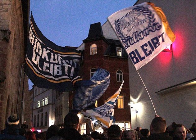 Hunderte Fans des FC Carl Zeiss Jena demonstrieren vor dem Rathaus für den Erhalt der Südkurve.
