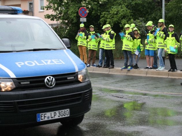 Schülerlotsen beim Geschwindigkeit schätzen.