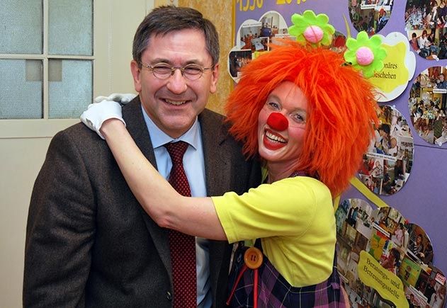 Prof. Dr. James F. Beck, Direktor der Klinik für Kinder- und Jugendmedizin am UKJ, freut sich über die gute Zusammenarbeit mit Klinikclown Knuddel.