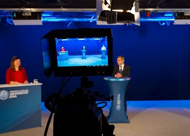 Wie im Fernsehstudio: Die Gesprächsrunde zur Feierlichen Immatrikulation mit (v.l.n.r.) Moderatorin Anne Dünger, Präsident Walter Rosenthal und Niklas Oberländer vom StuRa, zu der der Oberbürgermeister zugeschaltet wurde.