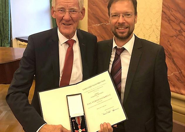 Volker Blumentritt (l.) bekam den Verdienstorden der Bundesrepublik Deutschland überreicht. Jenas OB Thomas Nitzsche gehörte zu den ersten Gratulanten.