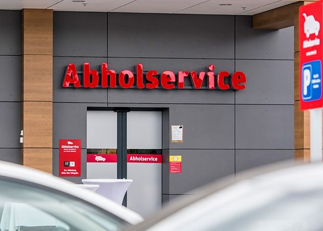 Du möchtest Lebensmittel und andere Produkte online bestellen, kannst aber nicht zu einer Lieferzeit zuhause sein? Dafür gibt es den REWE Abholservice!