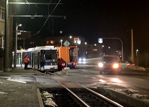 Die Straßenbahn sprang kurz nach der Abfahrtshaltestelle Zwätzen Schleife aus den Schienen.