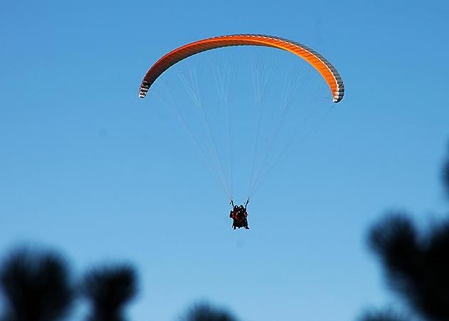 Ein Gleitschirmflieger ist auf dem Jägerberg bei Jena abgestürzt.