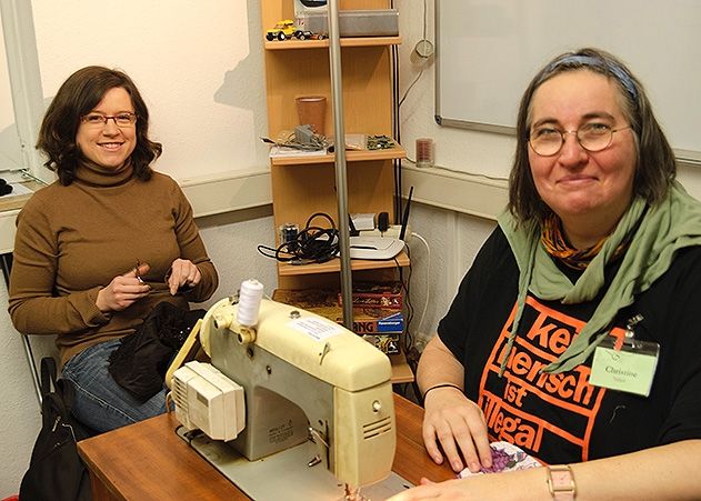 Christine (rechts) ist eine Mitinitiatorin des Reparier-Cafés und flickt auf ihrer alten Veritas Nähmaschine gemeinsam mit den Besuchern alles von der Jeans über das Lieblingsshirt bis zum Stoff-Rucksack.