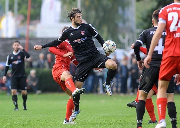 Der Jenaer Martin Schneider (rechts) gegen den Meuselwitzer Dawid Krieger beim Achtelfinale im Thüringen-Pokal 2015/2016.