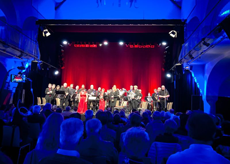 Die Jenaer Brass Band VielKLANG begeisterte die Zuschauer im Volksbad.