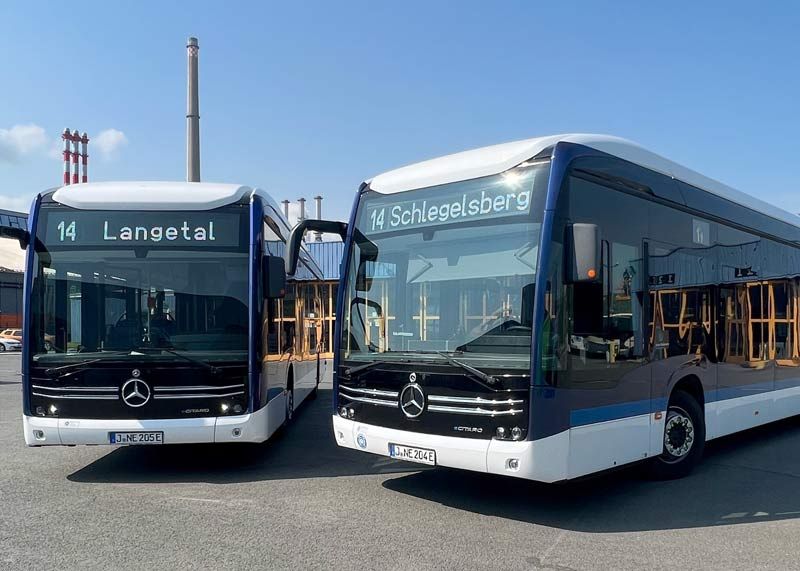 Startklar stehen die zwei neuen E-Busse auf dem Betriebshof des Jenaer Nahverkehrs.