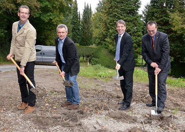 Spatenstich: Bertram Flößner, Abteilungsleiter Städtische Friedhöfe beim Kommunalservice, Stefan Beier vom Planungsbüro aus Mellingen, OB Dr. Albrecht Schröter und Uwe Feige, Werkleiter KSJ.