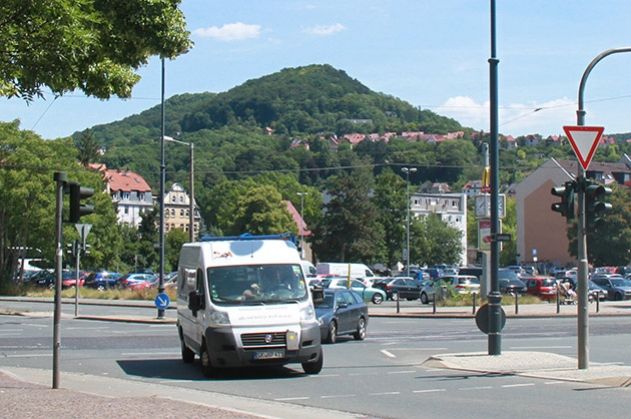 Innerhalb von nur sechs Tagen sollen alle Oberflächenschäden im Bereich der Straßenbahngleise am Lutherplatz behoben sein.