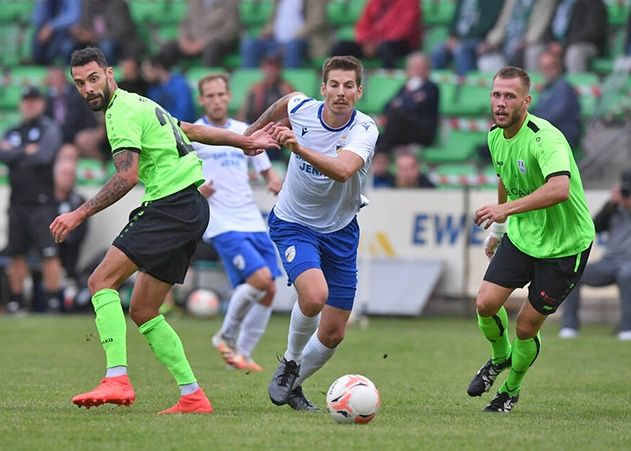 Im Duell: Joshua Putze (Union Fürstenwalde), Maximilian Rohr (FC Carl Zeiss Jena) und Johann Weiß (Union Fürstenwalde).