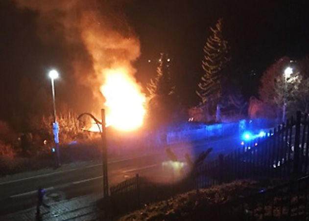 Die Feuerwehr wurde am späten Mittwochabend zu einem Brand nach Jena-Ost gerufen. Hier stand eine Gartenlaube in Flammen.