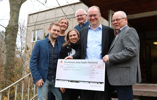 Scheckübergabe (v.l.n.r.): Paul Heinke, Trauerbegleiter, Kerstin Löschner vom Förderverein Hospiz Jena, Katharina Fuchs, Trauerbergleiterin, Bernd Wiederanders, Vorstand Hospiz- und Palliativ-Stiftung, Thomas Dirkes und Günther Reißmann vom Förderverein Familienfreundliches Jena.