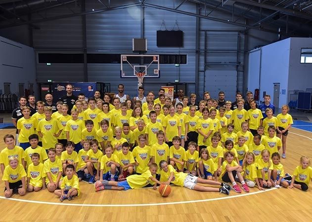 Basketball mal anders: Die Jenaer Profis spielen mit Schülern im Sommercamp von Science City Jena.
