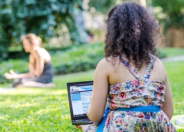 Von jedem Ort aus kann man die Online-Infotage der Universität Jena besuchen.