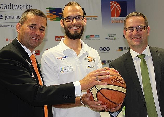 Eine neue Vereinbarung zum Kombi-Ticket unterschrieben: Baskets Jena Geschäftsführer Lars Eberlein, Trainer Björn Harmsen und Andreas Möller, Geschäftsführer des Jenaer Nahverkehrs.