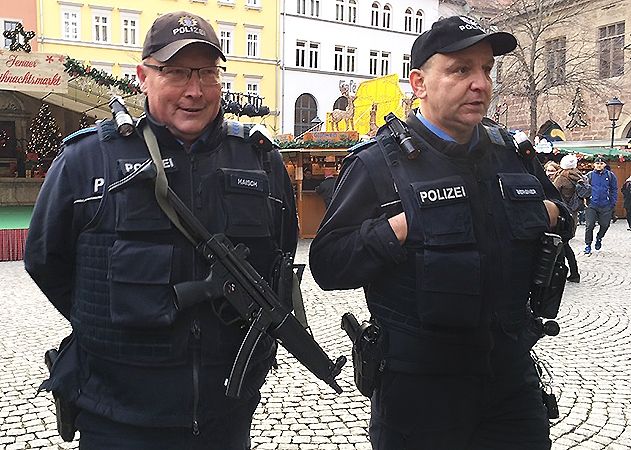 Mehrere Doppelstreifen mit Schutzweste und Maschinenpistole sollen für Sicherheit sorgen. Technische Sicherungen lehnen Stadt und Polizei ab.