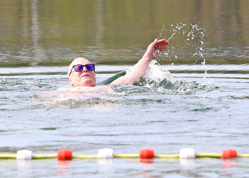 Der 76-jährige Hans-Gerd Schmidt aus Jena war der erste Besucher im Südbad und auch der Erste im Wasser.