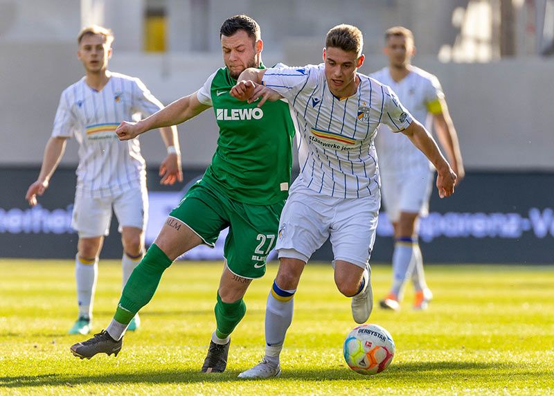 Im Zweikampf Jenas Marcel Hoppe mit dem Leipziger Janik Mäder.