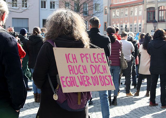 Pflegekräfte fordern bei Demo in Jena eine freie Impfentscheidung.