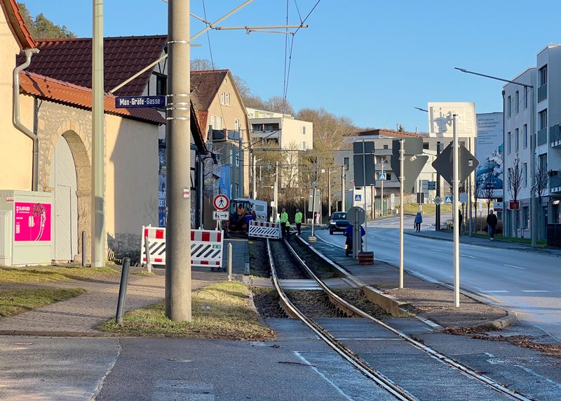 Durch den starken Wasseraustritt ist es an der Schadstelle zu Unterspülungen der Straße und der Straßenbahngleise gekommen.