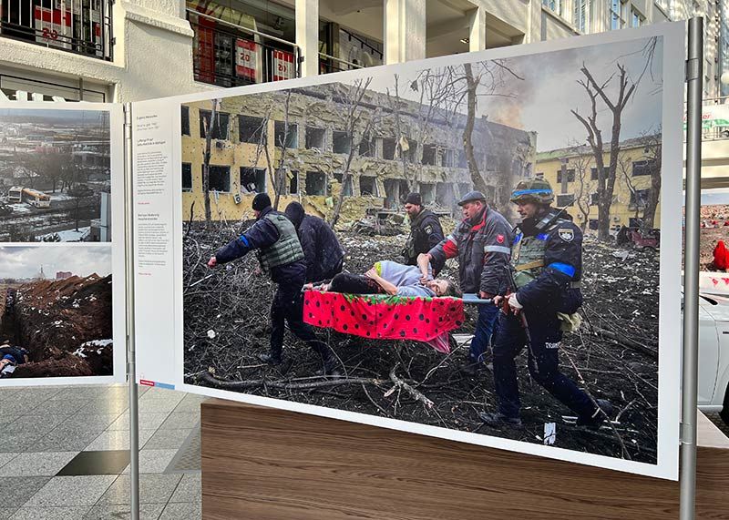Das "Foto des Jahres" ist das Bild des ukrainischen Fotografen Evgeniy Maloletka. Es zeigt nach dem russischen Bombenangriff auf eine Geburtsklinik in Mariupol den Abtransport einer verletzten Hochschwangeren. Sie und ihr Kind starben wenig später.