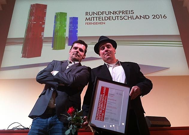 JenaTV-Chef Christian Uhlmann und Videojournalist Samuel Stötzner (r.) bei der Preisübergabe.