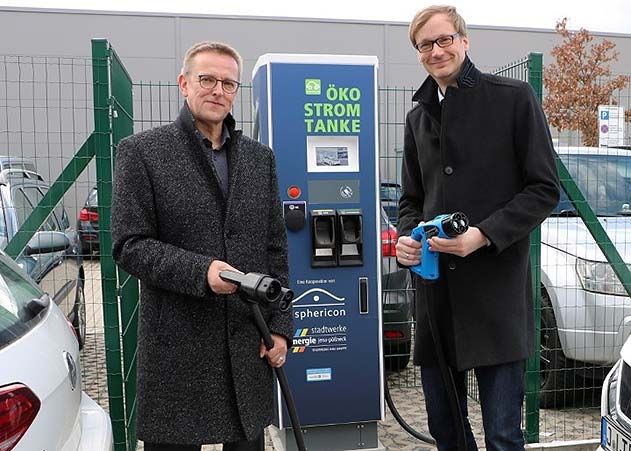 Stadtwerke-Geschäftsführer Thomas Zaremba und Alexander Zschäbitz, Geschäftsführer aspericon, vor der neuen Schnellladesäule.