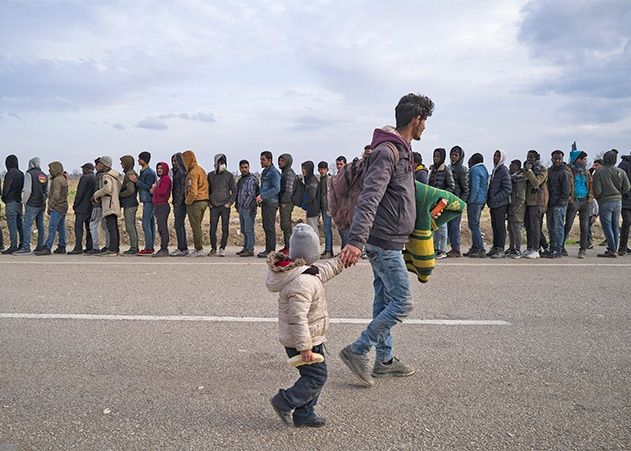 Flüchtlinge in Edirne an der türkisch-griechischen Grenze. Die Diakonie Katastrophenhilfe und ihre lokale Partnerorganisation versorgen die Menschen mit dringend benötigten Hilfsgütern – etwa Baby-Decken, Hygiene-Artikeln und einfachen Regenmänteln.