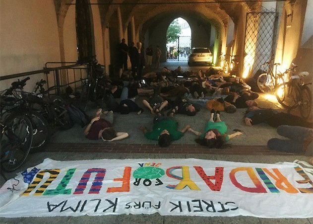 Angesichts des ernüchternden Ergebnisses im Stadtparlament, haben die Mitstreiter von Extinction Rebellion und  Fridays for Future Jena ein spontanes Die-In vor dem Rathaus abgehalten.