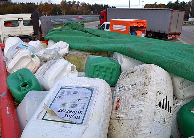 Sichergestellt: Von diesem Lkw flossen gefährliche Stoffe auf die Straße.