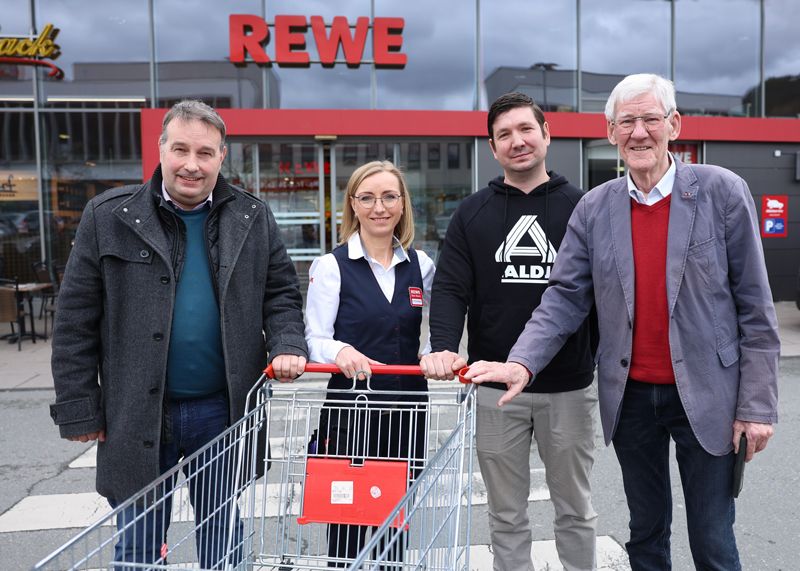 Informierten über den anstehenden sechs Millionen Umbau: Bäckerei-Chef Marcus Scherf, Rewe-Filialleiterin Antje Eismann, Aldi-Filialleiter Tony Cichos und Lobedas Ortsteilbürgermeister Volker Blumentritt.