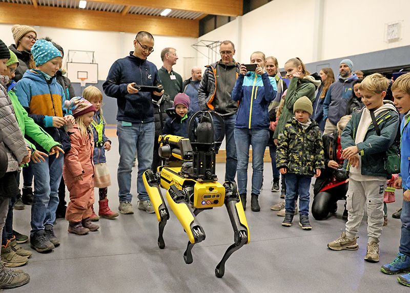 Stets dicht umringt: Der wissenschaftliche Mitarbeiter Yang Li vom Fraunhofer-Institut in Jena sorgte mit seinem Roboterhund für den Magnet des Abends.