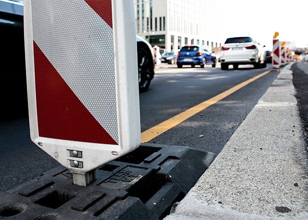 Verfahrene Lebenszeit: Bauleute verbringen oft mehrere Stunden täglich im Auto, um zur Arbeit zu kommen – meist unbezahlt. Jetzt will die IG BAU eine Entschädigung der Wegezeiten durchsetzen.