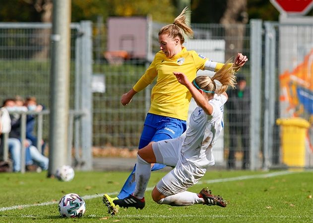 Im Zweikampf Jenas Anja Heuschkel mit Paula Peck von der SpVg Berghofen.