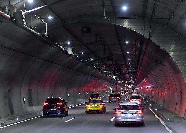 Wegen vermeintlichem Blitzer: Zwei Verletzte nach einem Auffahrunfall im Jagdbergtunnel.