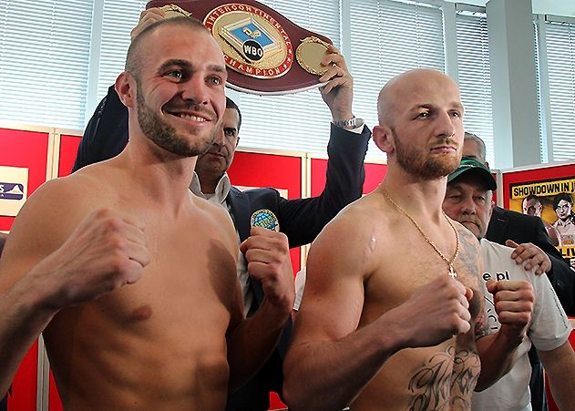 Der amtierende WBO-Inter-Conti-Champion Dominic Bösel (li.) präsentiert sich beim Wiegen vor seiner Titelverteidigung am Samstag in Jena gegen den Polen Norbert Dabrowski in blendender körperlicher Verfassung.