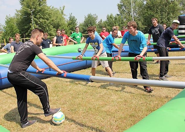Menschliches Tischfußball war eines der Angebote zum ersten Azubi-Fit-Tag der Stadtwerke Jena Gruppe. 110 Auszubildende aller Lehrjahre waren zu dem sportlich-aktiven Tag am Strandschleicher eingeladen.
