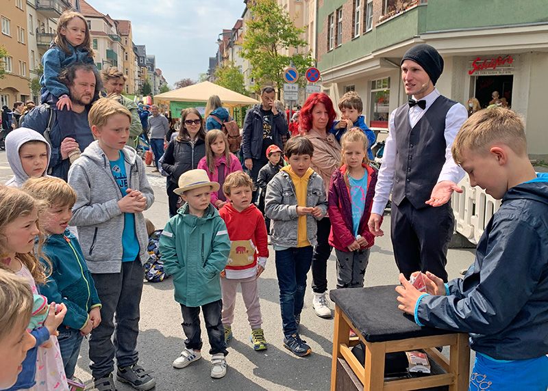 Magie in der Sophienstraße: Die Zaubershows von Frank Galad brachten die Kinder wieder zum Staunen.