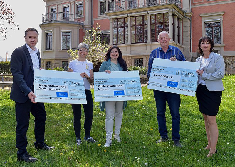 Armin Vogl (links), SCHOTT-Standortleiter Jena und Kristin Hauser (rechts), Betriebsrat SCHOTT Jena bei der Spendenscheckübergabe für lokale Ukraine-Hilfsprojekte, Barbara Altbrethsen-Keck (Bürgerstiftung Jena), Anna Uslowa (Kindersprachbrücke Jena) und Wilfried Schramm (Jenaer Tafel) am 04.05.2022 in der Jenaer SCHOTT-Villa.