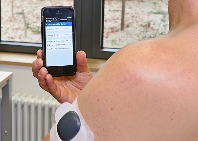 Der sogenannte Glukosesensor wird am Oberarm unter die Haut implantiert, die Werte werden an das Smartphone geschickt und über eine App ausgelesen.